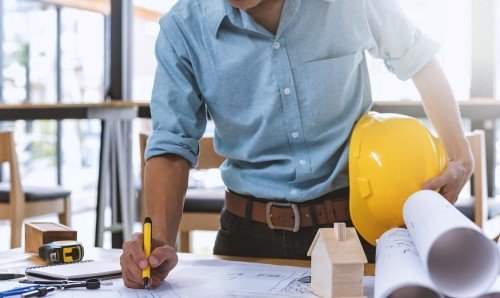 profissional analisando projeto