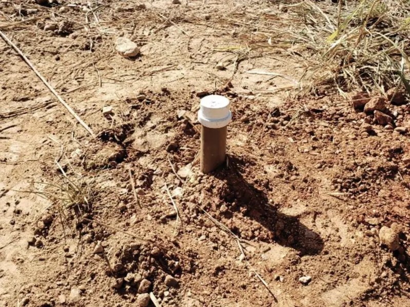 Instrumento INA instalado no solo para monitoramento geotécnico e caracterização de nascentes.