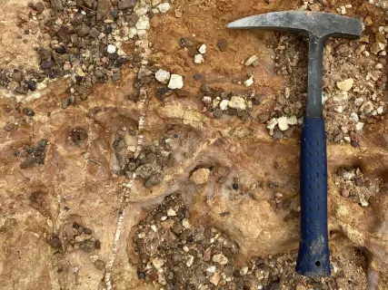 Afloramento com veios de quartzo como ouro disseminado.