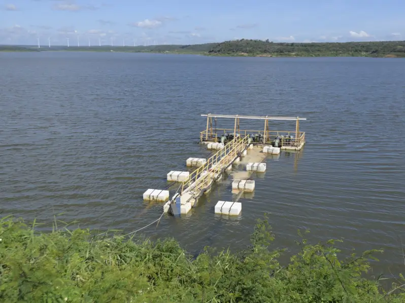 Captação de água superficial em reservatório, com estrutura flutuante utilizada para abastecimento e monitoramento hídrico