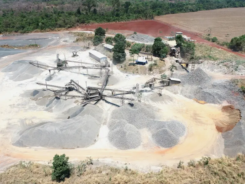 Vista aérea com drone de planta de mineração de brita, consultoria GEOS para renovação de licenciamento ambiental e mineral