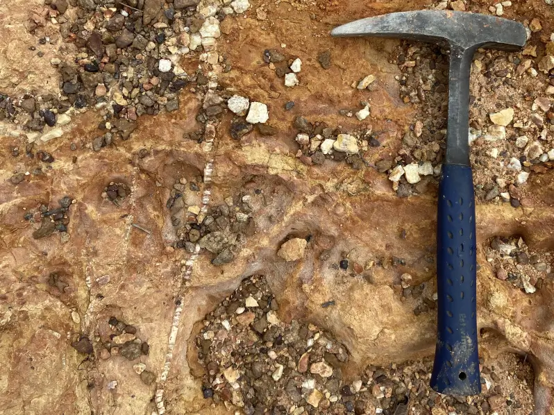 Afloramento com veios de quartzo como ouro disseminado.