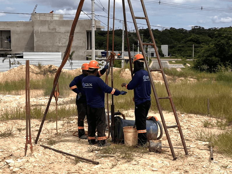 equipe executando sondagem spt